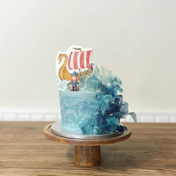 Blaue Torte mit Wikingerschiff-Topper