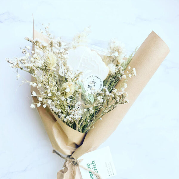 Keks-Bouquet mit Trockenblumen in Kraftpapier