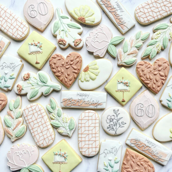 Blumen- und Herzkekse in Pastelltönen zum 60. Geburtstag