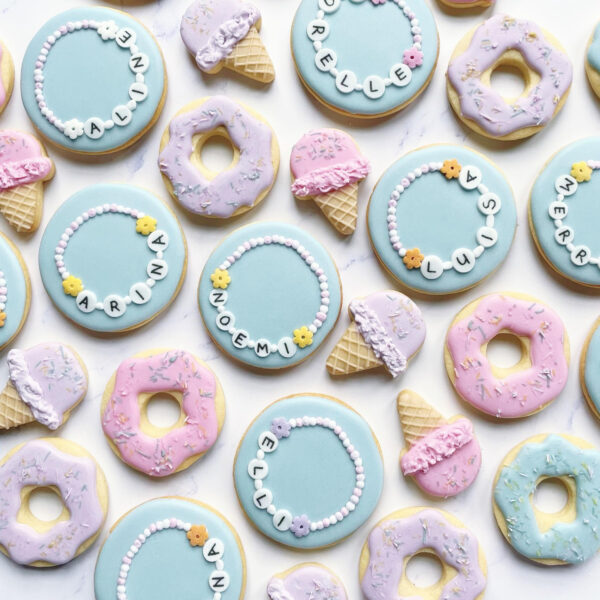 Pastellfarbene Namenskekse mit Donuts und Glace