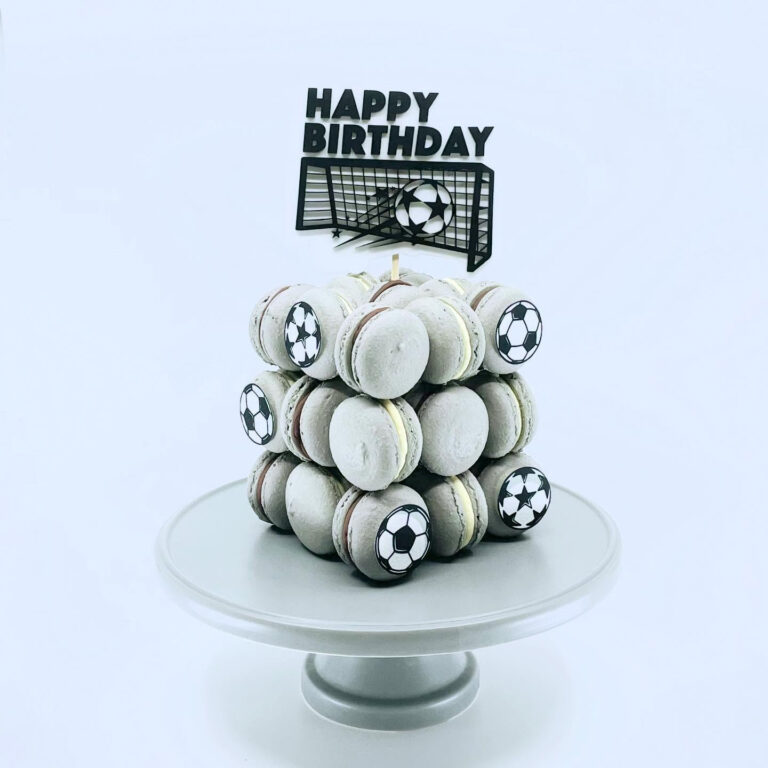 Macaron-Turm im Fussball-Design zum Geburtstag