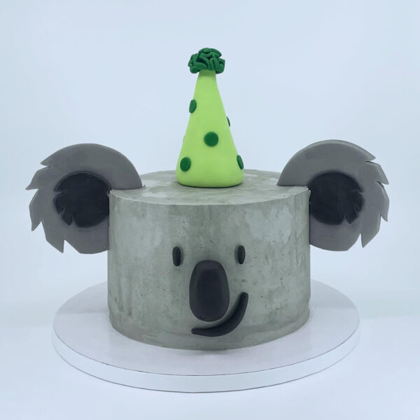 Koala-Torte mit grünem Partyhut