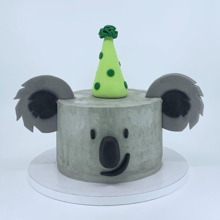 Koala-Torte mit grünem Partyhut